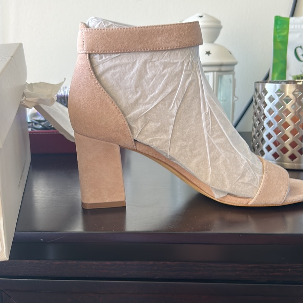 Marc Joseph Karlee Light Pink Suede Shoes Size 7 worn once. With box